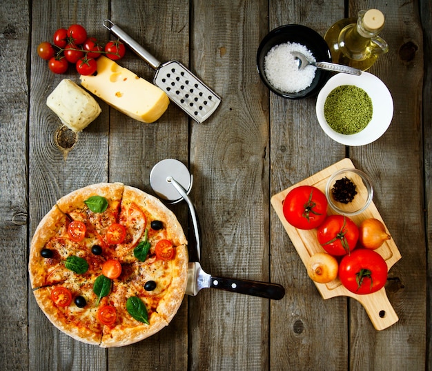 Leckere Pizza, Käse, Tomaten und andere Produkte.