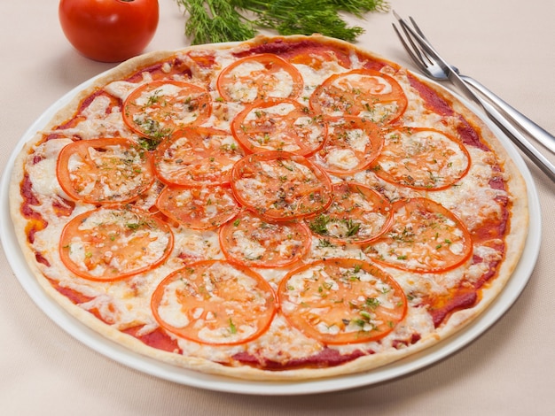 Leckere Pizza Margarita mit Tomaten und Mozzarella