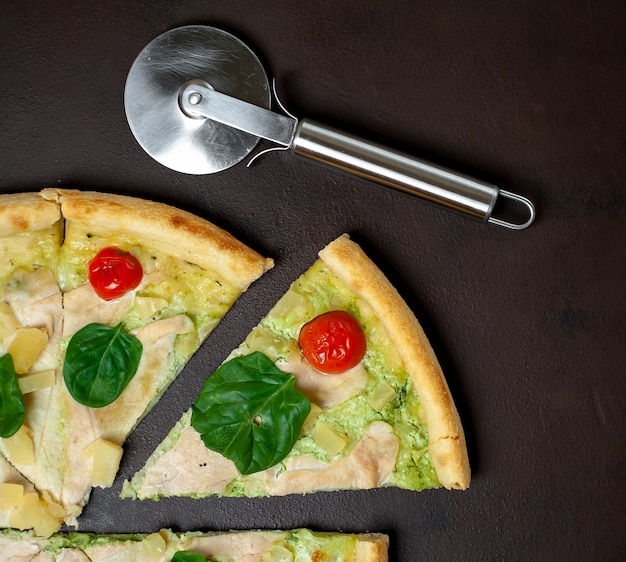 leckere Pizza mit Ananas, Tomaten, Mozzarella-Käse, Hähnchenfilet auf Steinhintergrund mit Kopierraum für Ihren Text