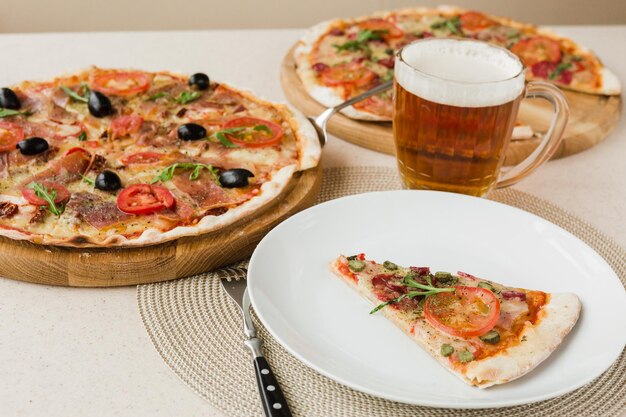 leckere Pizza mit Fleischkäse und Champignons