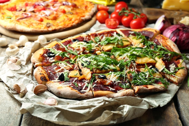 Leckere Pizza mit Gemüse auf dem Tisch aus nächster Nähe