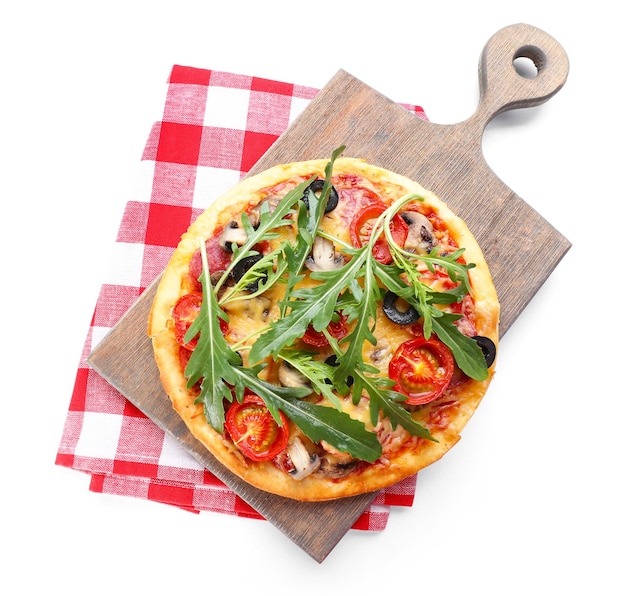 Leckere Pizza mit Gemüse und Rucola auf Schneidebrett isoliert auf weiß