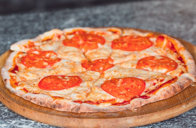 Leckere Pizza mit Käse und Tomaten