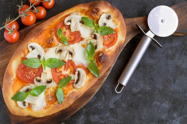 leckere Pizza mit Pilzen.