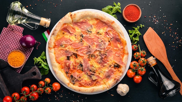 Leckere Pizza mit Prosciutto-Parmesan-Käse und Pilzen Auf einem hölzernen Hintergrund Draufsicht Freier Kopierbereich