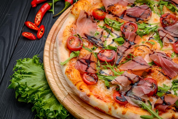 Leckere Pizza mit Prosciutto und Rucola