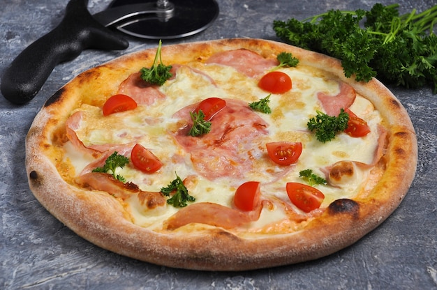 Leckere Pizza mit Rührei Schinken Kirschtomatengrün