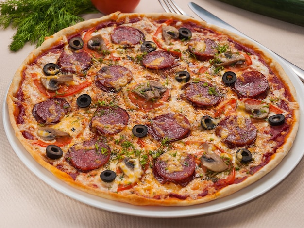 Leckere Pizza mit Salami-Pilzen und Oliven