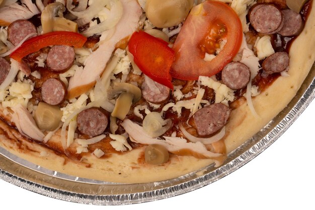 Leckere Pizza mit Salami, Wurst, Käse, Zwiebeln und Soße