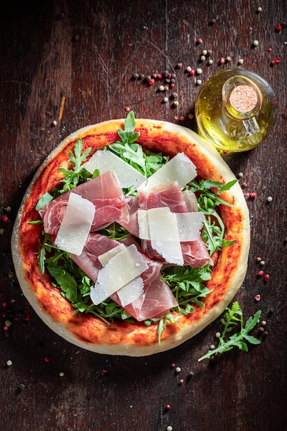 Leckere Pizza Parma aus Schinken, Parmesan und Rucola