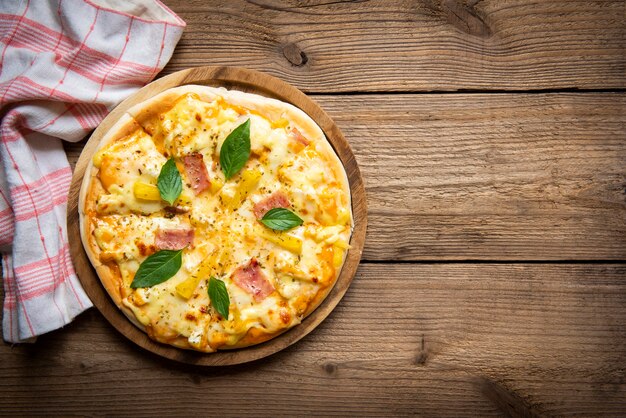 Leckere Pizza und Kochzutaten Tomaten Basilikum auf Holzhintergrund, Draufsicht auf Pizzakäse