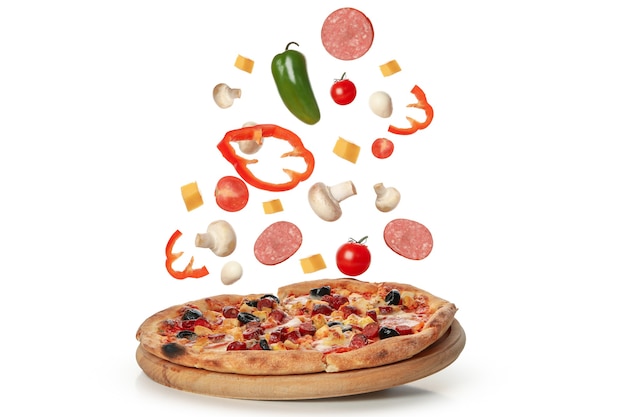 Leckere pizza und zutaten isoliert auf weiß