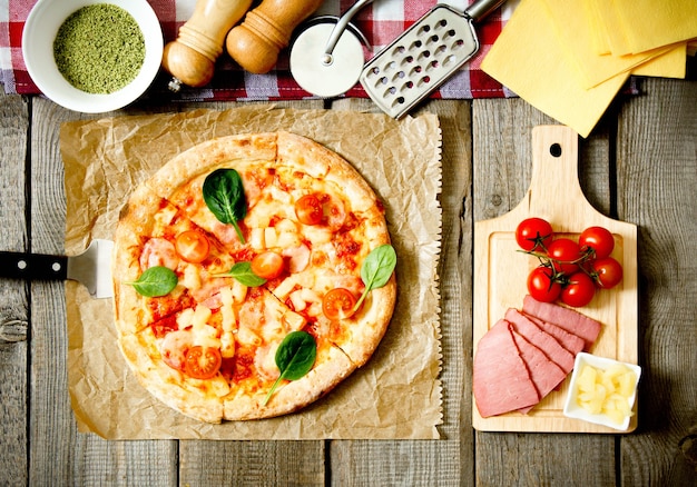 Leckere Pizza und Zutaten