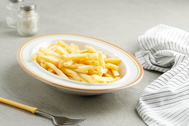 Leckere Pommes Frites auf Keramikplatte