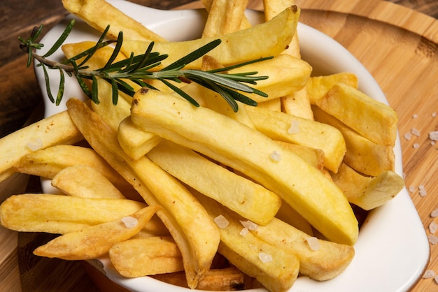 Leckere Pommes Frites auf Teller auf Schüssel