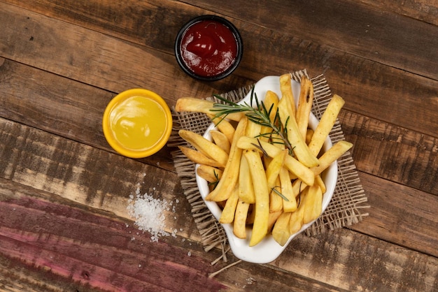 Leckere Pommes Frites auf Teller auf Schüssel