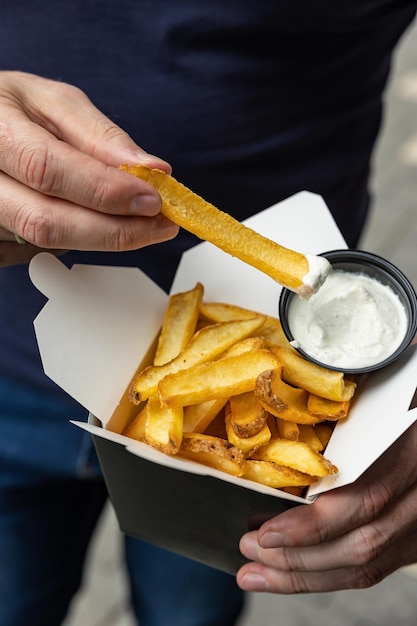 leckere Pommes Frites mit Soße