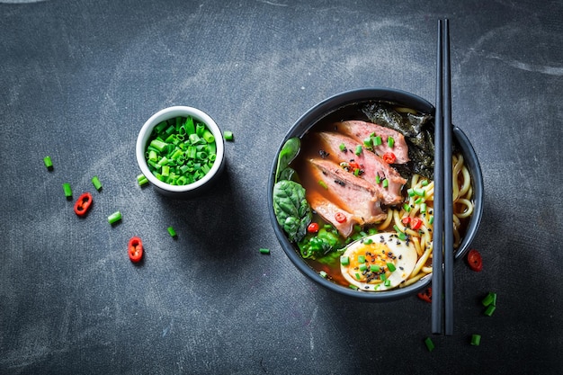 Leckere Ramen-Suppe mit Nudeln und Spinat