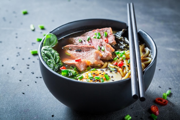 Leckere Ramen-Suppe mit Schnittlauch und Algen