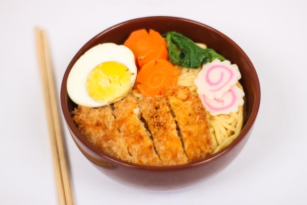 Leckere Ramen und ein Paar Stäbchen auf weißem Hintergrund