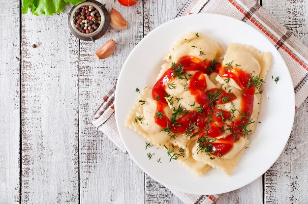 Leckere Ravioli mit Tomatensauce und Dill