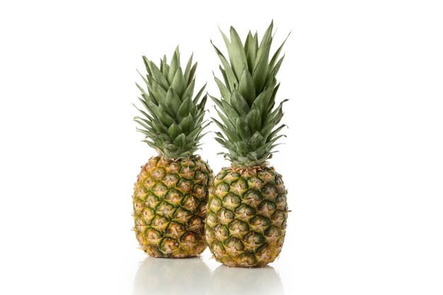 Leckere reife Ananas lokalisiert auf weißem Hintergrund