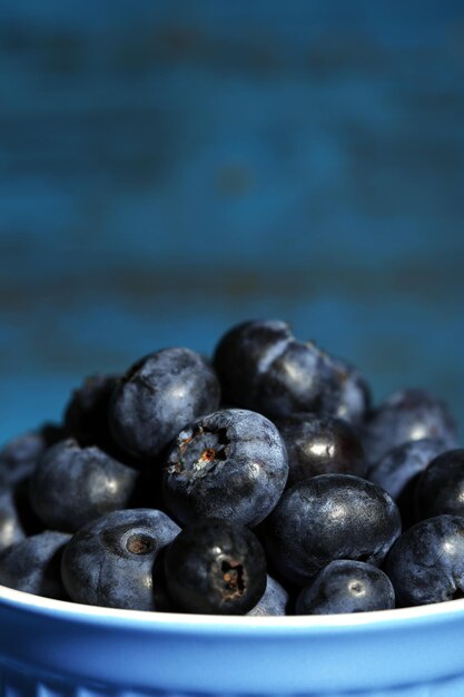 Leckere reife Blaubeeren auf Holzhintergrund