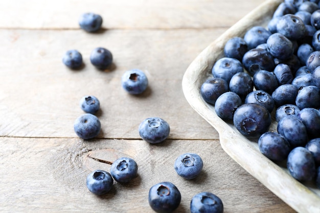 Leckere reife Heidelbeeren auf Holztisch hautnah