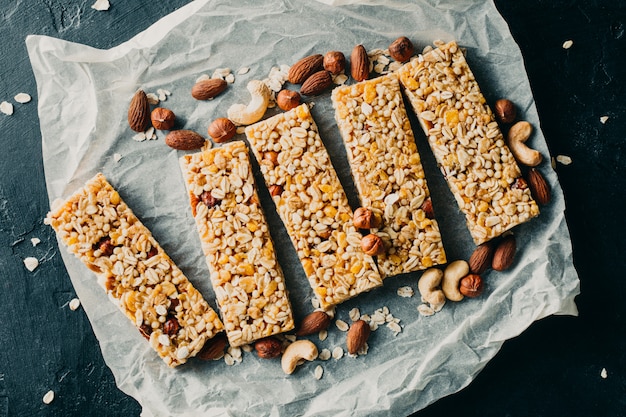 Leckere Riegel mit Müsli, Nüssen und Beeren