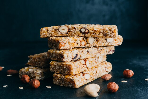 Leckere Riegel mit Müsli, Nüssen und Beeren