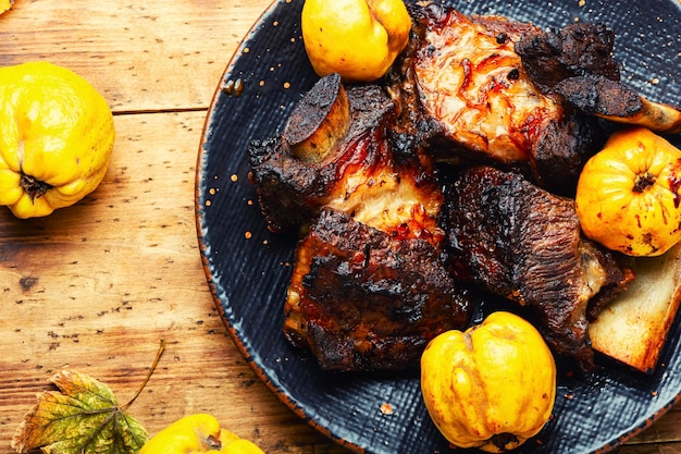 Leckere Rinderrippchen gebraten mit Herbstquitte.BBQ