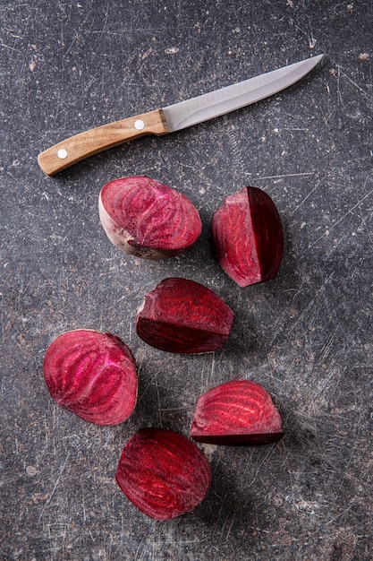 Leckere rohe Rote Bete, geschnittene Rote Bete und Messer von oben