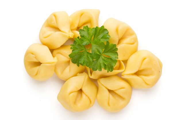 Leckere rohe Tortellini mit Kräutern