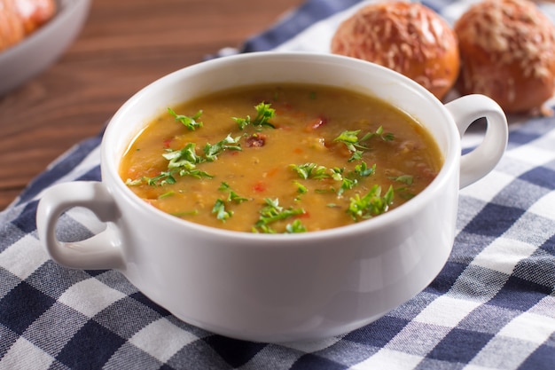 Leckere rustikale Suppe mit Gemüse, Linsen und Erbsen