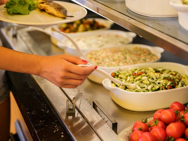 Leckere Salate an einem Hotelbuffet