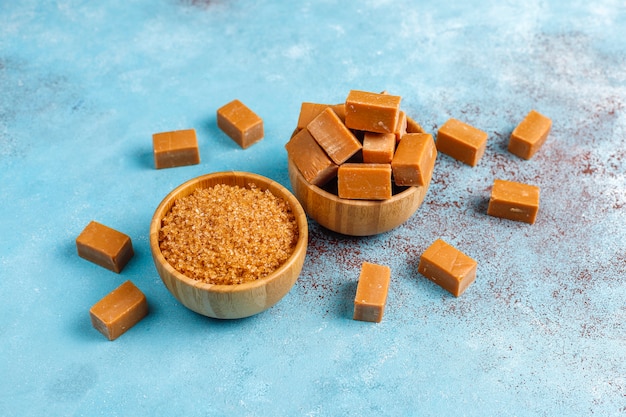 Leckere salzige Karamell-Fudge-Bonbons mit Meersalz, Draufsicht