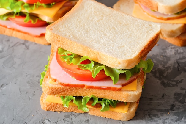 Leckere Sandwiches auf grauer Hintergrundnahaufnahme