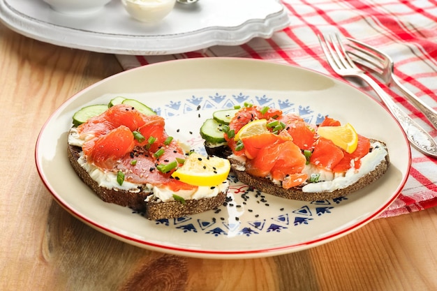 Leckere Sandwiches mit Lachs und Zitrone auf einem verzierten Teller