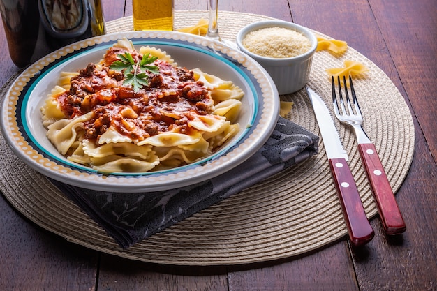 Foto leckere saucen mit soße aus bolognese.