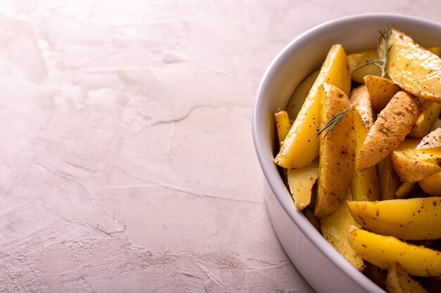 Leckere Scheiben Ofenkartoffeln mit Rosmarin und Öl