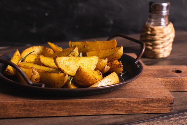 Leckere scheiben ofenkartoffeln mit rosmarin und öl