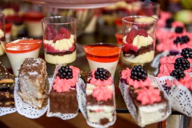 Foto leckere schokoladendesserts hautnah. essen im restaurant, buffettisch