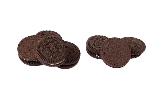 Leckere Schokoladenkekse mit Sahne auf weißem Hintergrund