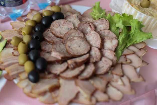 Leckere Snacks auf dem Tisch im Restaurant im Urlaub und Essen