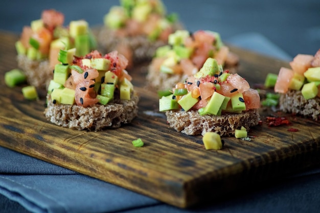 Leckere Snacks mit Brot, Avocado und Tomate Das Konzept des gesunden Vegetarismus