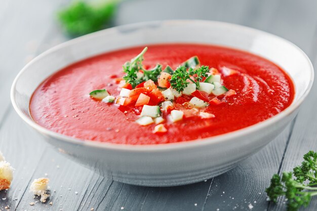 Foto leckere sommertomatensuppe in schüssel serviert