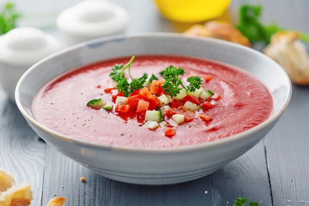 Leckere Sommertomatensuppe in Schüssel serviert