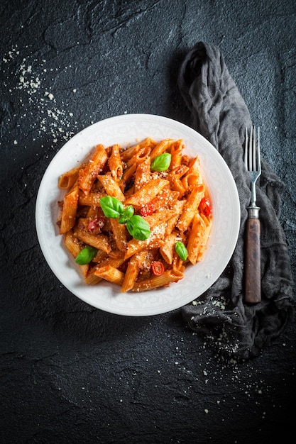 Leckere Spaghetti Bolognese mit Parmesan und Basilikum