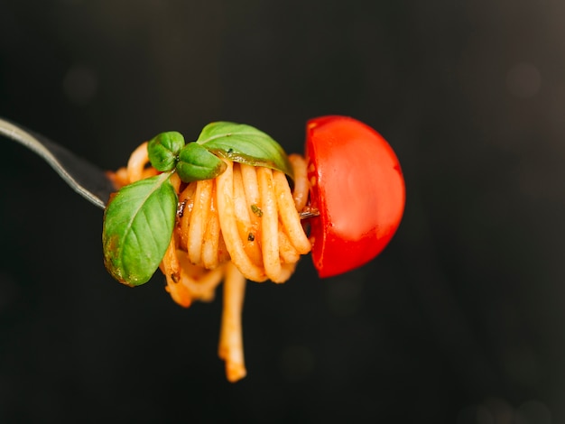 Foto leckere spaghetti um gabel gewickelt