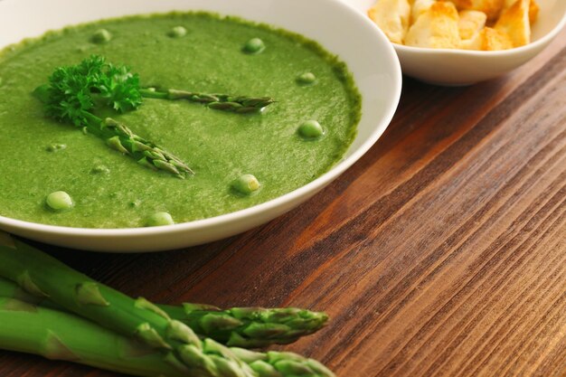 Foto leckere spargelsuppe auf dem tisch